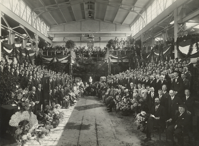 405027 Groepsportret van de aanwezigen bij de viering van het 50-jarig jubileum van de Utrechtse Machinefabriek o.d. ...